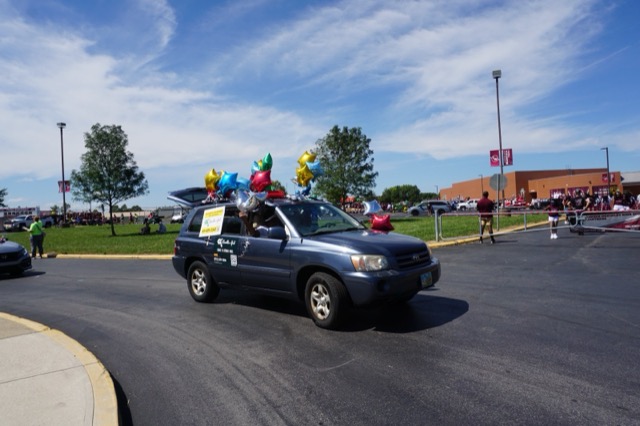 The decorated Kumbha-Yah vehicle rounding a corner on the parade route